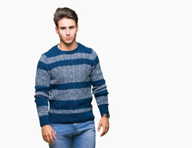 İzole arka plan şüpheci ve sinir, papatyanın üzgün sorun nedeniyle genç yakışıklı adam. Negatif kişi.