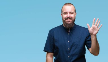 Gösterilen ve parmakları ile işaret izole arka plan Genç beyaz hipster adam kendinden emin ve mutlu gülümseyerek süre beş numara.