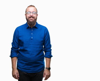 Üzerinde gözlük takan Genç beyaz hipster adam arka yüzünde mutlu ve güzel bir gülümseme ile izole. Şanslı kişi.