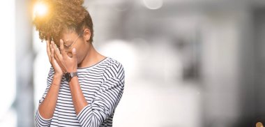 Güzel genç Afro-Amerikan kadın üzerinde gözlük takan arka plan üzgün ifade yüz eller ile ağlayarak süre kapsayan ile izole. Depresyon kavramı.