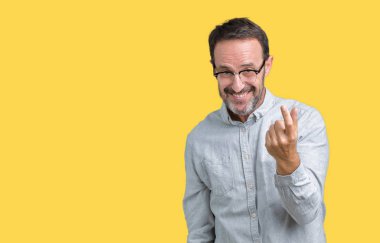 Beckoning gel burada mutlu ve gülümseyerek el davet ile jest arka plan üzerinde gözlük takan yakışıklı orta yaş zarif komuta sizde izole