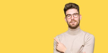 Reklam, ciddi ve sakin yüz gösterilen yan el parmak ile işaret giyen genç yakışıklı iş adamı gözlük