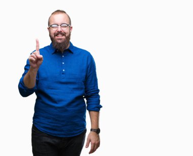 Ve parmak gülümseyen süre bir numara ile kendinden emin ve mutlu yukarıyı gösteren izole arka plan üzerinde gözlük takan Genç beyaz hipster adam.
