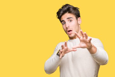 Genç yakışıklı adam şokta bağırarak korkuyor ve dehşet korku ifade dur hareketi el ile ile izole arka plan üzerinde. Panik kavramı.