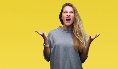 İzole arka plan çılgın ve kızgın bağırarak ve agresif ifade ve silah kaldırdı bağırmaya genç güzel sarışın bir kadın. Hayal kırıklığı kavramı.