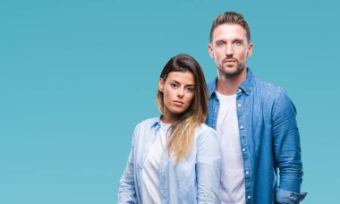 Yüzünde ciddi bir ifade ile izole arka plan üzerinde aşık genç bir çift. Basit ve doğal kameraya bakıyor.