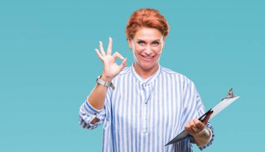 Üst düzey beyaz iş kadın holding Pano parmaklar, mükemmel sembolü ile ok işareti yapıyor izole arka plan üzerinde