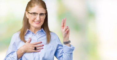Güzel orta yaş olgun iş kadın gözlük izole üzerinden Swearing göğüs ve bir sadakat sözü yemin yapma parmaklar, el ile arka plan