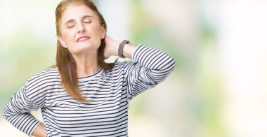 Orta yaş olgun güzel kadın giyiyor çizgili kış kazak izole üzerinde arka plan ile el, kas ağrısı boyun dokunmadan acı boyun ağrısı yaralanma,