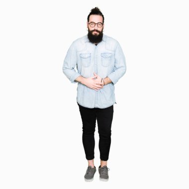 Uzun saç ve sakal el ile mide üzerinde çünkü gözlüklü genç hipster adamla hazımsızlık, ağrılı hastalık hasta hissediyor. Ağrısı kavramı.