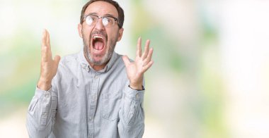 Üzerinde gözlük takan yakışıklı orta yaş zarif komuta sizde arka plan deli izole ve deli bağırarak ve agresif ifade ve silah kaldırdı bağırıyor. Hayal kırıklığı kavramı.