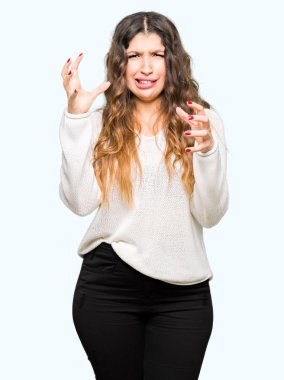 Deli bağırdığını beyaz kazak boğazlamak istiyor eller öfke ile sinirli bağırarak giyen genç güzel kadın