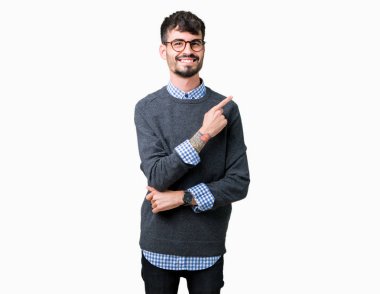 Genç yakışıklı izole arka neşeli bir gülümseme ile el ve parmak kadar yan yüzünde mutlu ve doğal ifade ile işaret yüz üzerinden gözlüklü adam akıllı