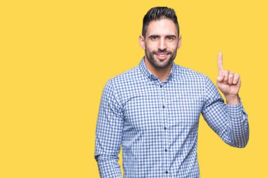 Yakışıklı delikanlı gösterilen ve kendinden emin ve mutlu gülümseyen bir parmak ile işaret eden oktan yukarı izole arka plan üzerinde.