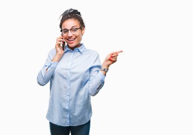 Genç örgülü saç Afro-Amerikan iş kız gösteren arama smartphone izole arka tarafına el ve parmak ile işaret çok mutlu üzerinde kullanma