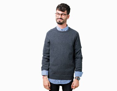 Genç yakışıklı zeki adam gözlüklü seksi bir ifadeyle, neşeli ve mutlu yüzünü kameraya bakarak göz kırpıyor izole arka plan üzerinde.