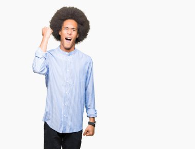 Afrikalı-Amerikalı genç afro saçlı öfkeli ve sinirli sinirli ve öfke ile bağırarak süre öfkeli yumruk yükselterek. Öfke ve agresif kavramı.