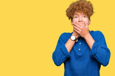 Hata için ellerle ağız kapsayan şok afro saçlı genç yakışıklı zarif adam. Gizli kavramı.