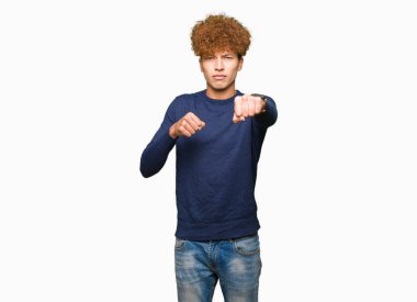 Yakışıklı delikanlı afro saç kum yumruk dövüşü, saldırgan ve kızgın saldırı, tehdit ve şiddet ile