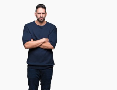 Genç yakışıklı adam izole arka plan şüpheci ve sinir, onaylamayan ifade yüz çapraz kollu kazak giyiyor. Negatif kişi.