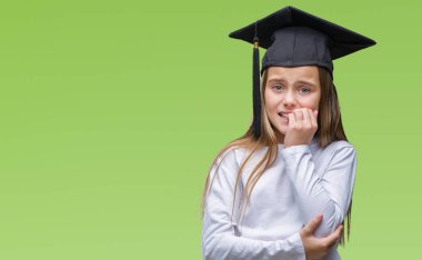 Genç güzel kız stresli ve gergin ile izole arka plan üzerinde yüksek lisans şapkası tırnak ısırma dudaklarından eller. Anksiyete sorunu.