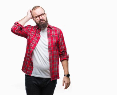 Genç beyaz hipster adam gözlük izole arka plan üzerinde yanıltır ve soru hakkında merak ediyorum. Şüphe, kafasına el ile düşünme ile belirsiz. Dalgın kavramı.
