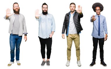 Kolaj bir grup genç adam dur yapıyor beyaz izole arka plan üzerinde şarkı elin avuç ile. Negatif ve ciddi bir jest yüz ifadesiyle uyarı.