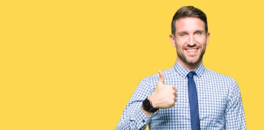 Yakışıklı iş adamı mutlu yaşasın el ile jest yapıyor kravat takıyor. Başarı gösteren kameraya bakarak ifade onaylama.