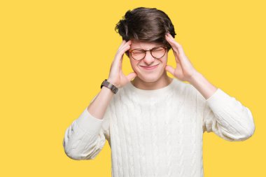 Çünkü çaresiz ve stresli baş ağrısı acı izole arka plan üzerinde gözlüklü genç yakışıklı adam ağrı ve migren. Ellerini kafasına.