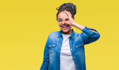 Saç Afro-Amerikan kız gülümsüyor, parmakları ile mutlu yüz üzerinden seyir göz el ile ok jest yapıyor izole arka plan üzerinde gözlük takan genç örgülü.