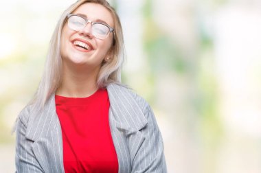 Üzerinde moda ceket giyen genç sarışın iş kadın arka plan ile mutlu yüz gülümseyerek kameraya seyir silah geçti izole. Olumlu bir kişi.