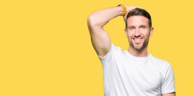 Yakışıklı adam çekici poz casual beyaz t-shirt gülen saç jest, el ile dokunmak emin giyiyor