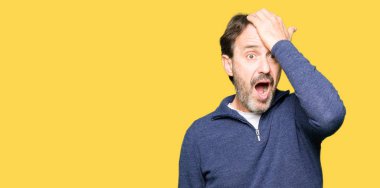 Orta yaş yakışıklı adam kafasına hata için el ile sürpriz bir kazak giyen hata hatırlıyorum. Unuttum, kötü bellek kavramı.