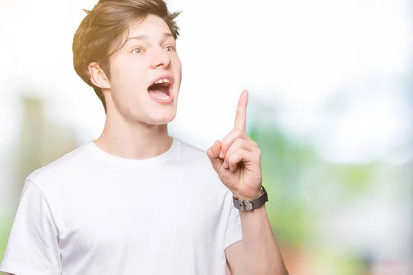 Junger Gutaussehender Mann Lässigem Weißem Shirt Vor Isoliertem Hintergrund Der — Stockfoto