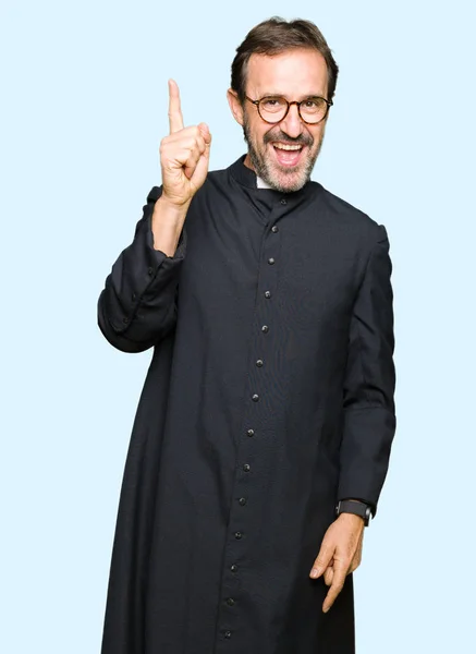 Homem Padre Meia Idade Vestindo Roupão Católico Apontando Dedo Para — Fotografia de Stock