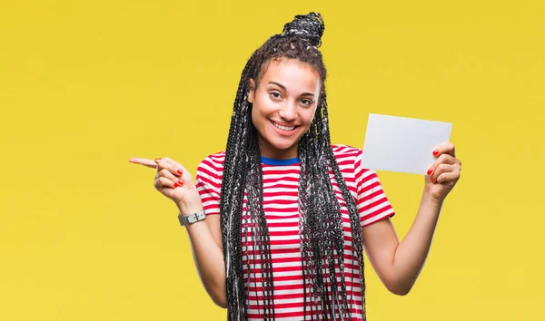 Jovem Afro Americana Segurando Cartão Branco Sobre Fundo Isolado Muito — Fotografia de Stock