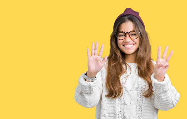 Ung Vacker Brunett Hipster Kvinna Bär Glasögon Och Vintermössa Över — Stockfoto