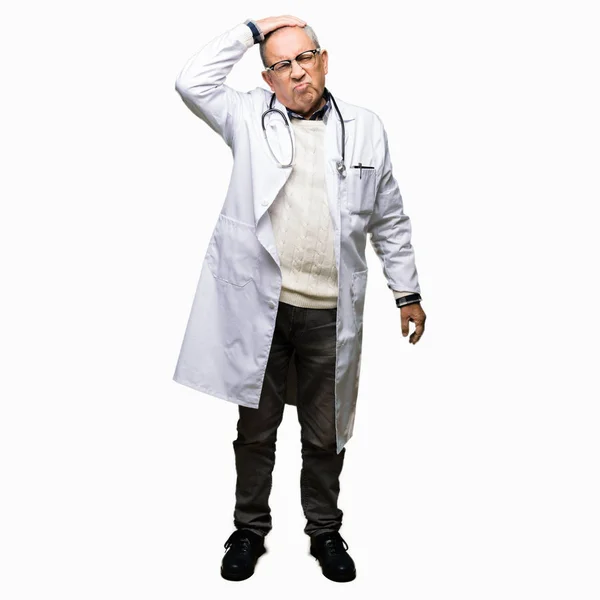 Stilig Senior Doktor Mannen Bär Medicinsk Coat Förvirra Och Undrar — Stockfoto