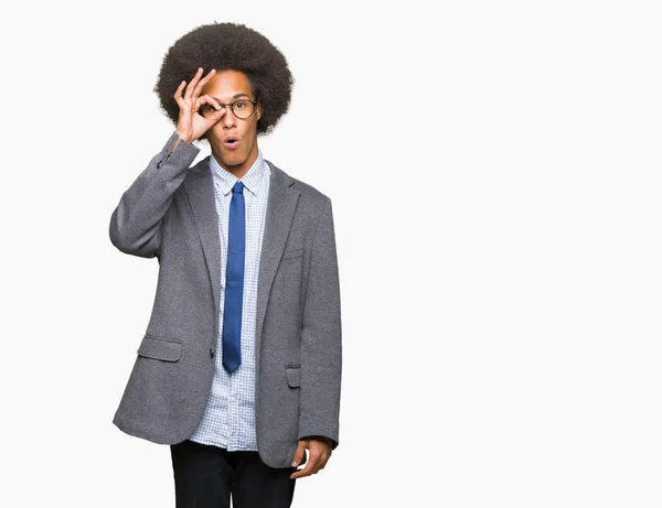 年轻的非洲裔美国商人戴着非洲头发戴眼镜做确定的手势震惊与惊讶的脸 眼睛通过手指看 不相信的表达 — 图库照片