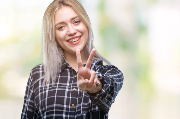 Jovem Loira Sobre Fundo Isolado Sorrindo Com Rosto Feliz Piscando — Fotografia de Stock