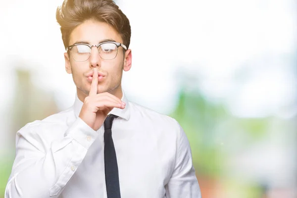 Joven Hombre Negocios Con Gafas Sobre Fondo Aislado Pidiendo Estar —  Fotos de Stock