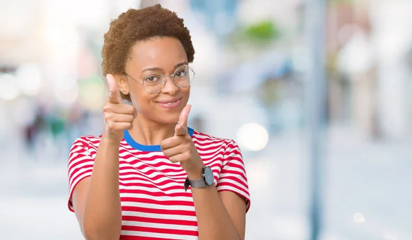 Linda Jovem Afro Americana Usando Óculos Sobre Fundo Isolado Apontando — Fotografia de Stock