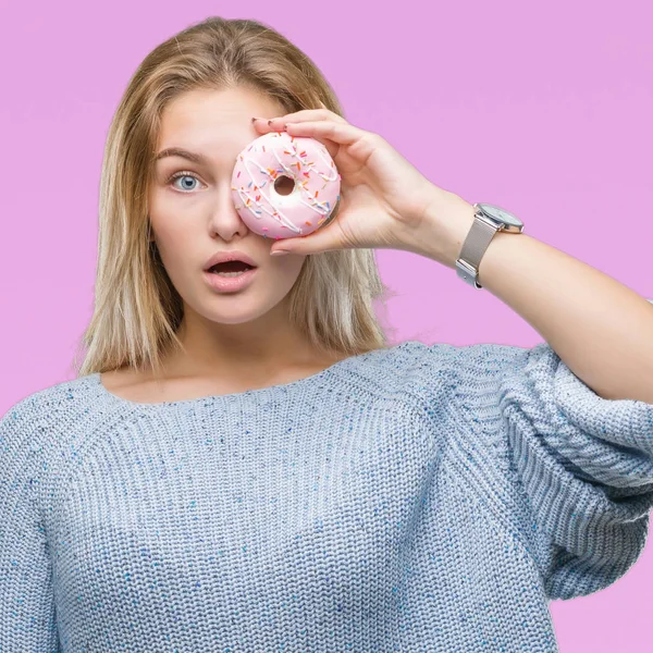 Jovem Caucasiana Comendo Donut Doce Sobre Fundo Isolado Assustado Choque — Fotografia de Stock