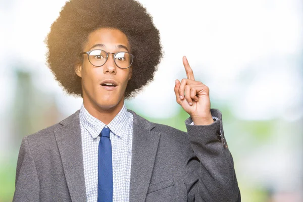 Joven Hombre Negocios Afroamericano Con Cabello Afro Con Gafas Apuntando —  Fotos de Stock