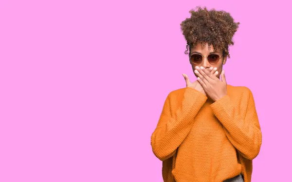 Beautiful Young African American Woman Wearing Sunglasses Isolated Background Shocked — Stock Photo, Image