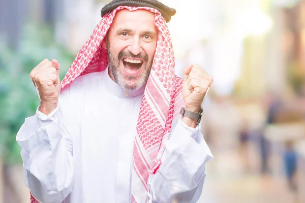 Hombre Árabe Mayor Vistiendo Keffiyeh Sobre Fondo Aislado Celebrando Sorprendido — Foto de Stock