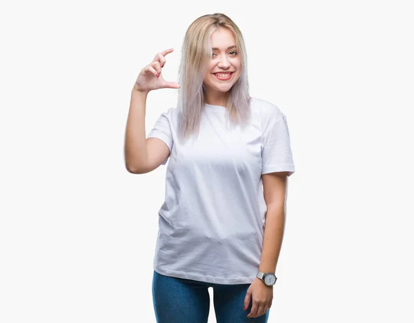 Młoda Blondynka Kobieta Białym Tle Uśmiech Pewność Gestem Ręką Robi — Zdjęcie stockowe