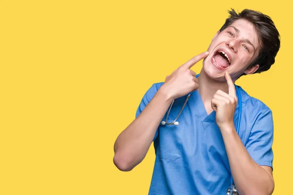 Jonge Dokter Medische Uniform Dragen Geïsoleerde Achtergrond Glimlachend Vertrouwen Tonen — Stockfoto