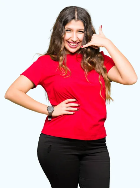 Ung Vacker Kvinna Som Bär Casual Shirt Leende Gör Telefonen — Stockfoto