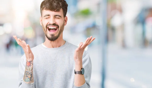 Ung Stilig Man Bär Tröja Över Isolerade Bakgrund Firar Arg — Stockfoto